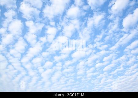 Ciel avec de petits nuages blancs , peut être utilisé comme arrière-plan. Cloudscape Banque D'Images