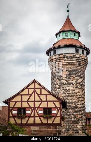 Tour de Sinwell et Maison de puits dans le château impérial de Nuremberg, Allemagne Banque D'Images