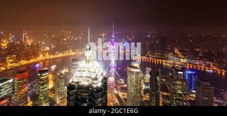 Shanghai la nuit, Chine. Vue panoramique sur le centre-ville depuis le haut Banque D'Images