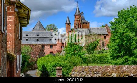 Joyau de grès rouge de Corrèze, Collonges-la-Rouge est classé parmi les plus beaux villages de France. Banque D'Images