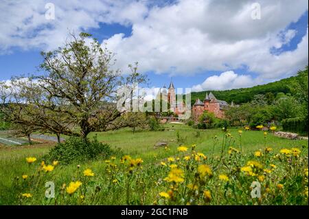 Joyau de grès rouge de Corrèze, Collonges-la-Rouge est classé parmi les plus beaux villages de France. Banque D'Images