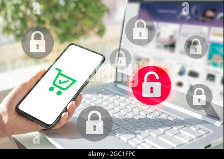 Protection des données et paiements en ligne sécurisés. Technologies de sécurité Internet et chiffrement des données . Vue en gros plan de la main d'une femme à l'aide d'un téléphone portable et Banque D'Images
