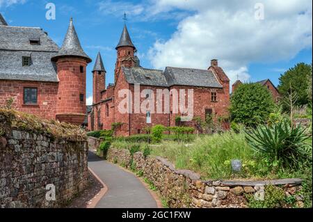 Joyau de grès rouge de Corrèze, Collonges-la-Rouge est classé parmi les plus beaux villages de France. Banque D'Images