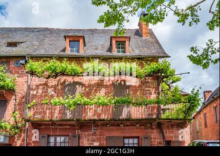 Joyau de grès rouge de Corrèze, Collonges-la-Rouge est classé parmi les plus beaux villages de France. Banque D'Images