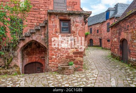 Joyau de grès rouge de Corrèze, Collonges-la-Rouge est classé parmi les plus beaux villages de France. Banque D'Images