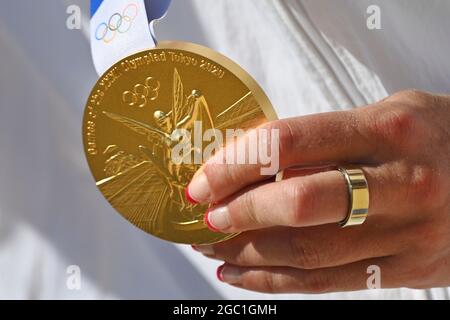 Tokyo, Japon. 6 août 2021 : cérémonie de remise des prix, cérémonie de victoire, avril ROSS (USA)/Alix KLINEMAN (USA), Siegerin, vainqueur, champion olympique, 1ère place, Médaille d'or, médaillé d'or, champion olympique, médaillé d'or, main avec médaille d'or, détail, caractéristique, photo de symbole, motif de bordure, jubilation finale, jubilation, joie, enthousiasme, action, Gagnant, gagnant, champion olympique, 1ère place, médaille d'or, Médaillée d'or, championne olympique, médaillée d'or, Beach-volley, finale féminine de Beach-volley, médaille d'or féminine, Shiokaze Park sur 06.08. 2021. Jeux olympiques d'été 2020, de 23.07. - 08.08.2021 po à Banque D'Images