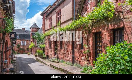 Joyau de grès rouge de Corrèze, Collonges-la-Rouge est classé parmi les plus beaux villages de France. Banque D'Images