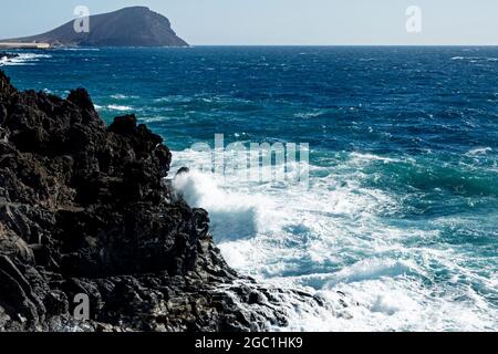 Côte avec des rochers de volcan noir dans la ville de Los Abrigos, Tenerife, île des Canaries, Espagne Banque D'Images