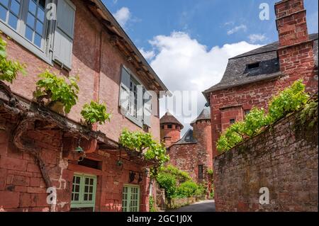 Joyau de grès rouge de Corrèze, Collonges-la-Rouge est classé parmi les plus beaux villages de France. Banque D'Images