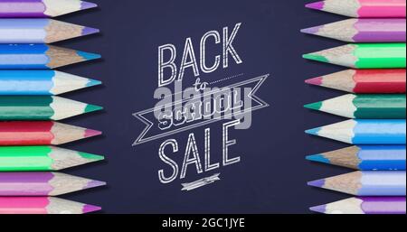 Image du texte de la vente de la rentrée avec des crayons de couleur sur fond violet Banque D'Images