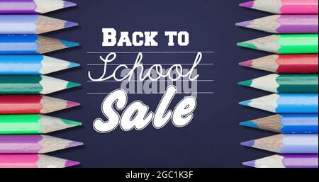 Image du texte de la vente de la rentrée avec des crayons de couleur sur fond violet Banque D'Images