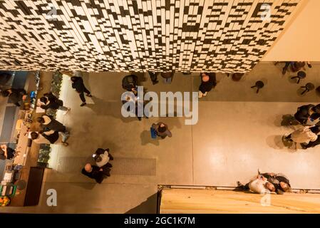 En regardant les visiteurs du parc des expositions situé en dessous du sol, au musée du nouvel art et de l'ancien art (MONA) de Hobart, Tasmanie, Australie Banque D'Images