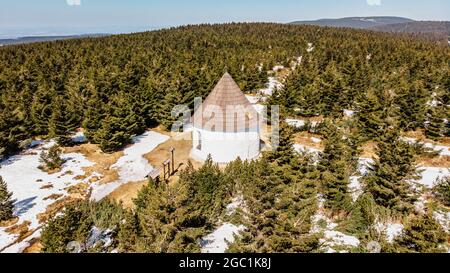 Vue aérienne de la chapelle baroque de la Visitation de la Vierge Marie, Chapelle Kunstat située dans la forêt des montagnes Eagle, République Tchèque. Étage circulaire Banque D'Images