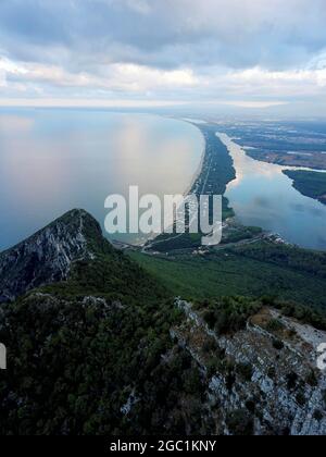 Italie, région du Latium, Parc National de Circeo, vue panoramique sur la côte de Sabaudia et le lac Paola depuis le Mont Circeo photo © Lorenzo Fiorani/Sintesi/Alamy Banque D'Images