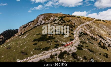 Chemin de fer de Schafbergbahn Cog courant de Saint-Wolfgang jusqu'au Schafberg, Autriche.Voyage au sommet des Alpes à travers les champs luxuriants et les forêts vertes Banque D'Images