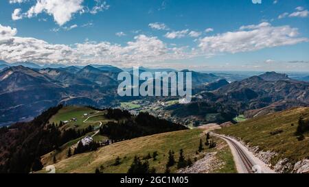 Chemin de fer de Schafbergbahn Cog courant de Saint-Wolfgang jusqu'au Schafberg, Autriche.Voyage au sommet des Alpes à travers les champs luxuriants et les forêts vertes Banque D'Images