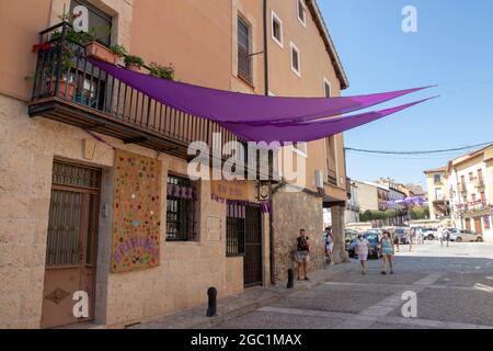 BRIHUEGA, ESPAGNE - 10 JUILLET 2021 : rue de ville décorée de bannières violettes pendant la période de floraison des champs de lavande, Brihuega, Guadalajara, Castilla-la Banque D'Images