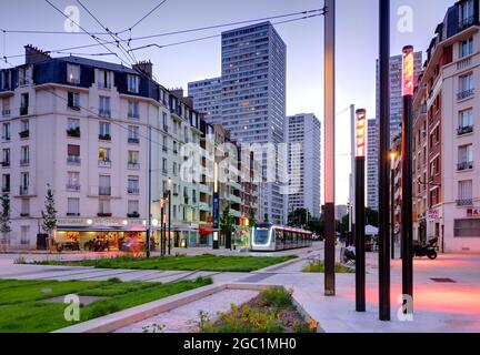 Paris, moderne Straßenbahn porte de Choisy-Orly, Linie T9 // Paris, tramway moderne porte de Choisy-Orly, ligne T9 Banque D'Images