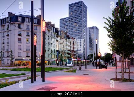 Paris, moderne Straßenbahn porte de Choisy-Orly, Linie T9 // Paris, tramway moderne porte de Choisy-Orly, ligne T9 Banque D'Images