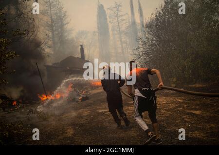 Afidnes, Grèce. 06e août 2021. Les pompiers tentent d'éteindre un incendie de forêt dans une zone boisée au nord d'Athènes. Depuis les premières heures du matin, de forts vents de l'ouest ont continué à alimenter les nombreux incendies de vendredi. Credit: Angelos Tzortzinis/dpa/Alay Live News Banque D'Images