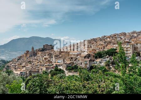 Caccamo, Sicile, Italie. Vue sur la ville médiévale populaire au sommet d'une colline avec un impressionnant château normand et la campagne environnante. Paysage italien. Pittoresque Banque D'Images