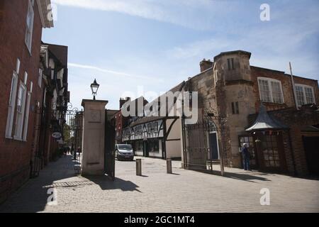 Vue sur College Street et l'entrée de la cathédrale de Gloucester, au Royaume-Uni Banque D'Images