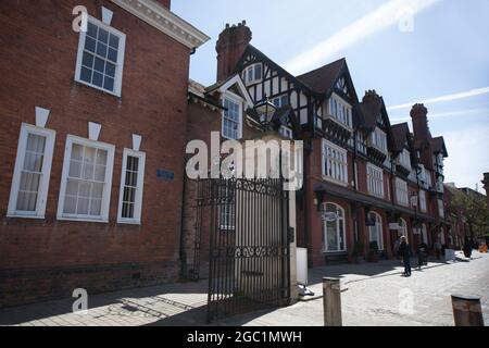 Vue sur College Street, à côté de la cathédrale de Gloucester, au Royaume-Uni Banque D'Images