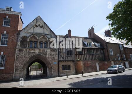 Bâtiments historiques sur la place St Mary à l'extérieur de la cathédrale de Gloucester, au Royaume-Uni Banque D'Images