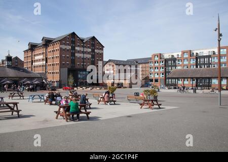 Les gens se sont assis à des tables près du quai de Gloucester, au Royaume-Uni Banque D'Images