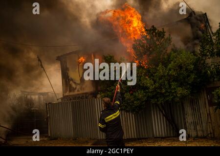 Afidnes, Grèce. 06e août 2021. Les pompiers tentent d'éteindre un incendie de forêt dans une zone boisée au nord d'Athènes. Depuis les premières heures du matin, de forts vents de l'ouest ont continué à alimenter les nombreux incendies de vendredi. Credit: Angelos Tzortzinis/dpa/Alay Live News Banque D'Images