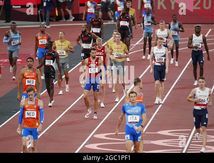 Tokyo, Japon. 06e août 2021. Les athlètes arrivent sur la piste pour le relais hommes 4 x 400 m aux Jeux Olympiques d'été de Tokyo 2020 à Tokyo, au Japon, le vendredi 6 août 2021. Photo de Bob Strong/UPI crédit: UPI/Alay Live News Banque D'Images