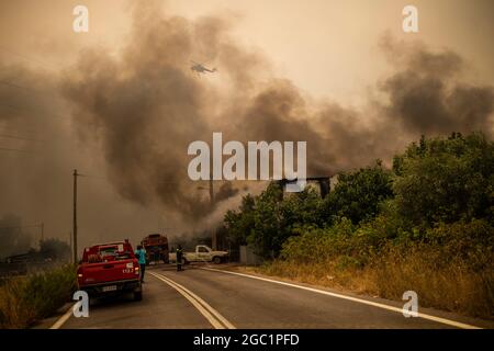 Afidnes, Grèce. 06e août 2021. Les pompiers tentent d'éteindre un incendie de forêt dans une zone boisée au nord d'Athènes. Depuis les premières heures du matin, de forts vents de l'ouest ont continué à alimenter les nombreux incendies de vendredi. Credit: Angelos Tzortzinis/dpa/Alay Live News Banque D'Images