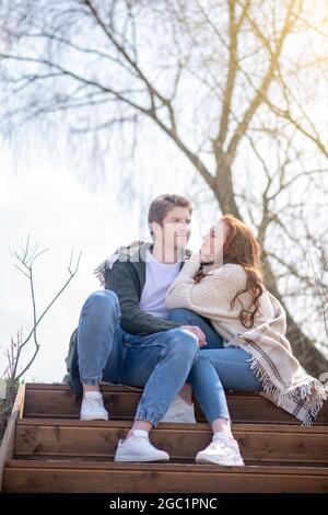 Jolie femme regardant l'homme pensif dans la nature Banque D'Images