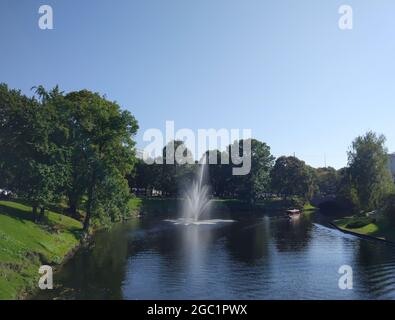 Canal avec fontaine dans le parc Bastion Hill à Riga, Lettonie. Banque D'Images