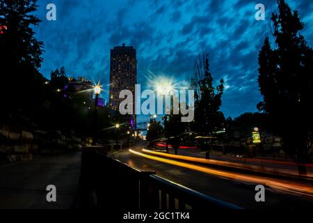 CHUTES NIAGARA, CANADA - le 29 MAI 2016 : vue sur la rue en soirée de la passerelle de la rue Murray au boulevard Fallview à Niagara Falls. Banque D'Images