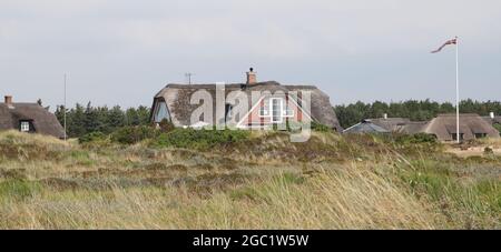 Un cottage au toit de chaume sur la mer du Nord au Danemark Banque D'Images