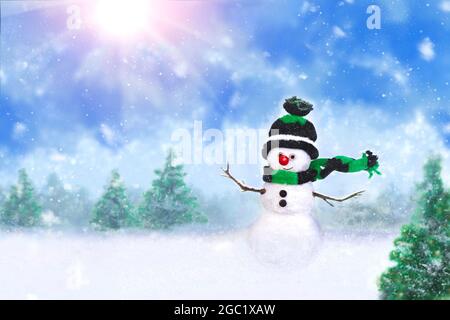 Carte de vœux de joyeux Noël et de bonne année. Drôle Snowman dans le paysage d'hiver forêt parmi les arbres et les dérives de neige, pendant une chute de neige. N° Banque D'Images