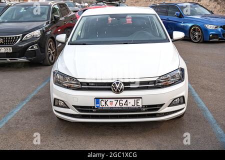 Volkswagen Polo dans un parking de la ville. Banque D'Images