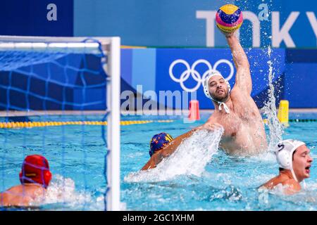 TOKYO, JAPON - AOÛT 6 : Felipe Perrone d'Espagne, Filip Filipovic de Serbie lors du match semi-final masculin du Tournoi de water-polo olympique de Tokyo 2020 entre la Serbie et l'Espagne au Centre de water-polo de Tatsumi le 6 août 2021 à Tokyo, Japon (photo de Marcel ter Bals/Orange Pictures) Banque D'Images