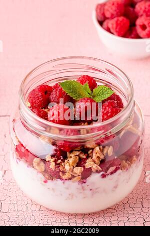 Petit déjeuner sain. Yaourt et fruits à la granola/muesli servis dans des bocaux en verre. Banque D'Images