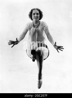 ELEANOR POWELL sur le plateau portrait franc d'en-dessous pendant le tournage de LA MÉLODIE DE BROADWAY DE 1938 (sorti en 1937) réalisateur ROY DEL RUTH histoire originale Sid Silvers producteur Jack Cummings Metro Goldwyn Mayer Banque D'Images