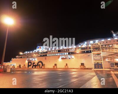 Calais, France - 5 février 2017. Ferry brillant dans le port de minuit. Toutes les voitures, bus et camions sont déjà chargés et le bateau est prêt à quitter Banque D'Images