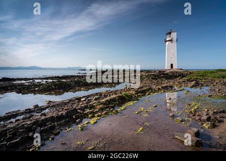 Phare de Southness sur un matin ensoleillé d'été. Dumfries et Galloway, côte sud, Écosse, Royaume-Uni. Banque D'Images