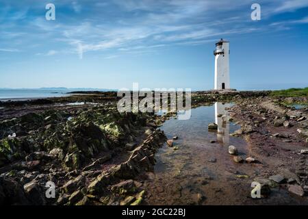 Phare de Southness sur un matin ensoleillé d'été. Dumfries et Galloway, côte sud, Écosse, Royaume-Uni. Banque D'Images