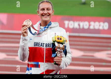 Tokyo, Japon. 06e août 2021. Holly Bradshaw, médaillée de bronze de la voûte polaire féminine de Grande-Bretagne, montre sa médaille lors de la cérémonie de remise des médailles au stade olympique aux Jeux olympiques d'été de 2020 à Tokyo, au Japon, le vendredi 6 août 2021. Bradshaw a pris le bronze avec une voûte de 4.85. Photo par Tasos Katopodis/UPI crédit: UPI/Alay Live News Banque D'Images