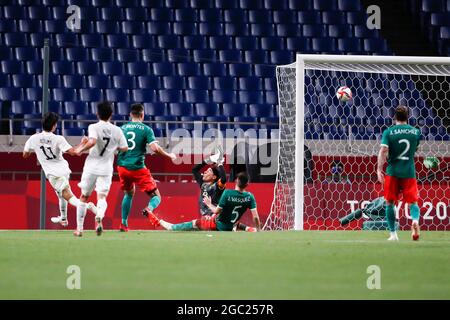 Saitama, Japon. 6 août 2021. KAORU MITOMA (11) du Japon marque un but lors du match de médaille de bronze masculin entre le Mexique et le Japon lors des Jeux Olympiques de Tokyo 2020 au stade Saitama. Le Mexique bat le Japon 3-1. (Image de crédit: © Rodrigo Reyes Marin/ZUMA Press Wire) Banque D'Images