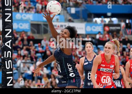 SYDNEY, AUSTRALIE - 16 MAI : Mwai Kumwenda, des Vixens de Melbourne, prend le ballon lors du troisième match de Suncorp Super Netball entre NSW Swifts et Melbourne Vixens, le 16 mai 2021, au Ken Rosewall Arena de Sydney, en Australie. Crédit : Steven Markham/Speed Media/Alay Live News Banque D'Images