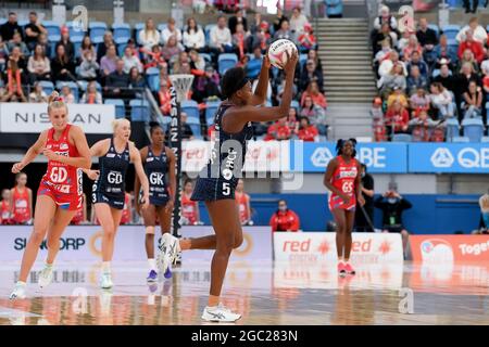 SYDNEY, AUSTRALIE - 16 MAI : Mwai Kumwenda, des Vixens de Melbourne, prend le ballon lors du troisième match de Suncorp Super Netball entre NSW Swifts et Melbourne Vixens, le 16 mai 2021, au Ken Rosewall Arena de Sydney, en Australie. Crédit : Steven Markham/Speed Media/Alay Live News Banque D'Images