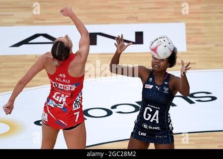 SYDNEY, AUSTRALIE - 16 MAI : Mwai Kumwenda, du Melbourne Vixens, se rapproche pour prendre le ballon lors du Suncorp Super Netball Round 3 match entre NSW Swifts et Melbourne Vixens, le 16 mai 2021, à la Ken Rosewall Arena de Sydney, en Australie. Crédit : Steven Markham/Speed Media/Alay Live News Banque D'Images