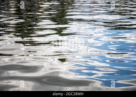 Bleu, surface d'eau calme, rivière tchèque douce, Europe Banque D'Images